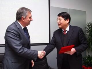保加利亚副总理兼外交部长访问我校 