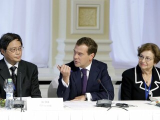 普京会见2011年瓦尔代国际辩论俱乐部成员（俄电视新闻）