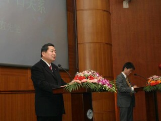 日本自民党政调会长中川秀直率访华团访问我校 