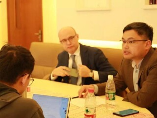 周边中心研究员贝文力与访问华东师范大学的原白俄罗斯驻华大使、白俄罗斯国立大学教授基里尔•鲁德进行工作交流，研究员张昕主持由鲁德主讲的学院讲座