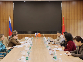 俄罗斯国家研究型高等经济大学代表团一行到访华东师大，周边中心研究员曲文轶、贝文力、万青松、张昕等代表俄中心与俄方同事洽谈合作事宜，并商定2024年4月共同主办金砖国家合作会议