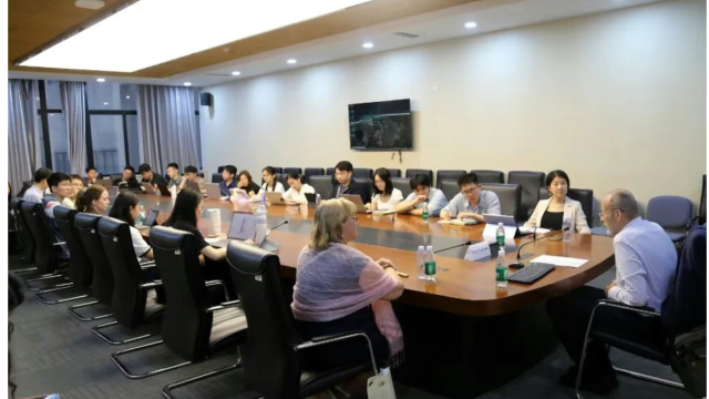 国际法研究院（日内瓦）院士瑞纳•穆勒森教授应邀访问俄罗斯研究中心